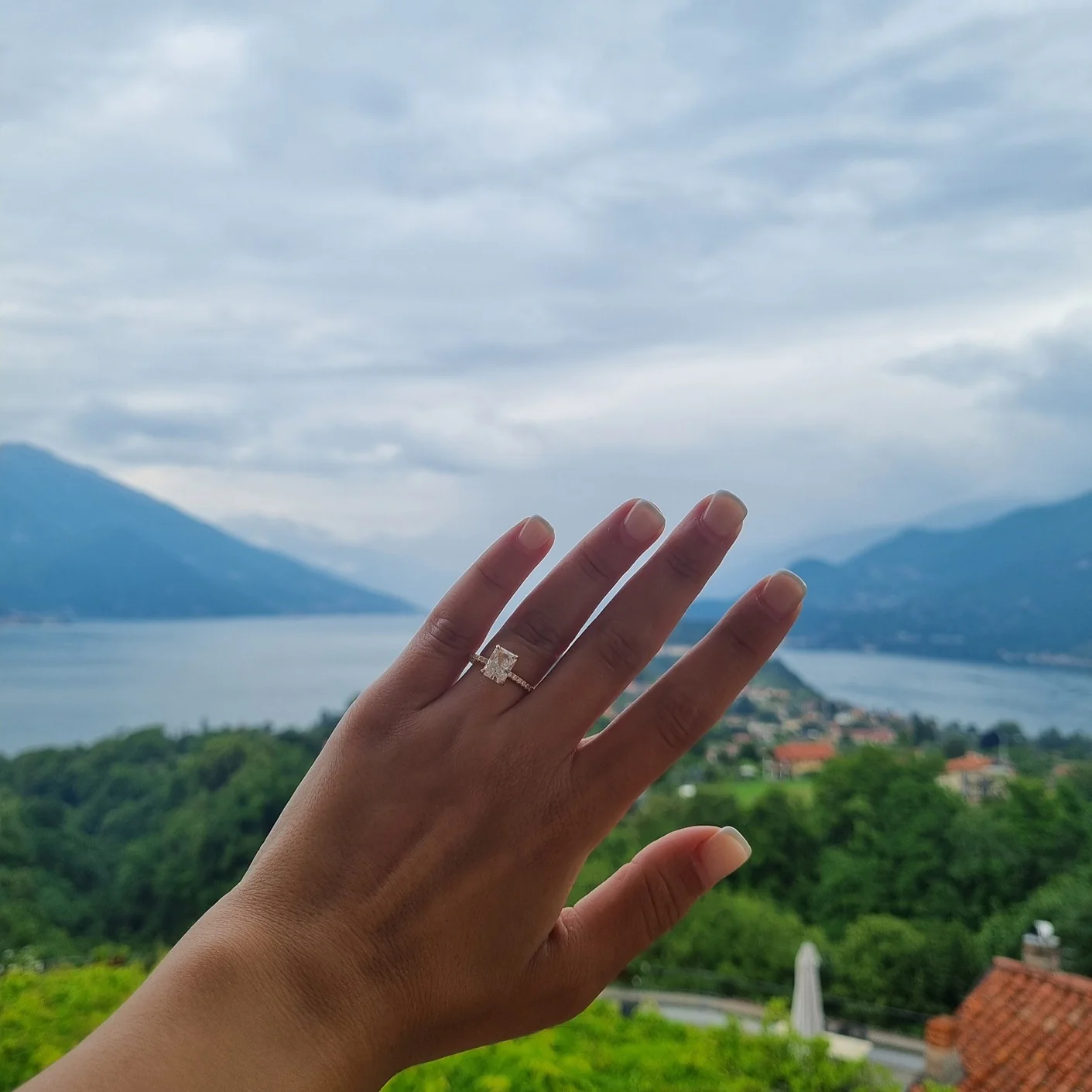 Amalfi Radiant Cut Ring - Gold - Image 6