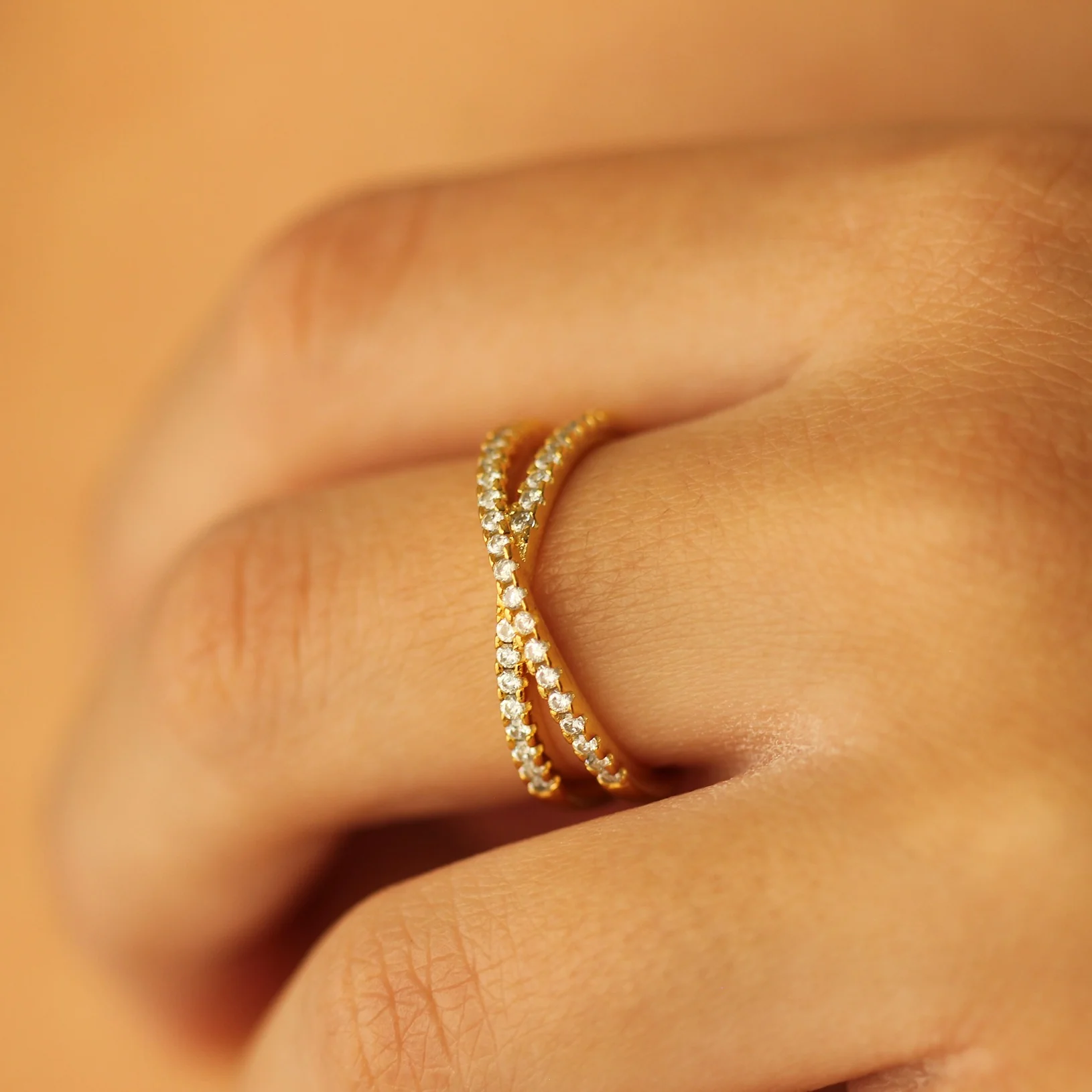 Criss Cross Gold Ring 6mm - Image 3