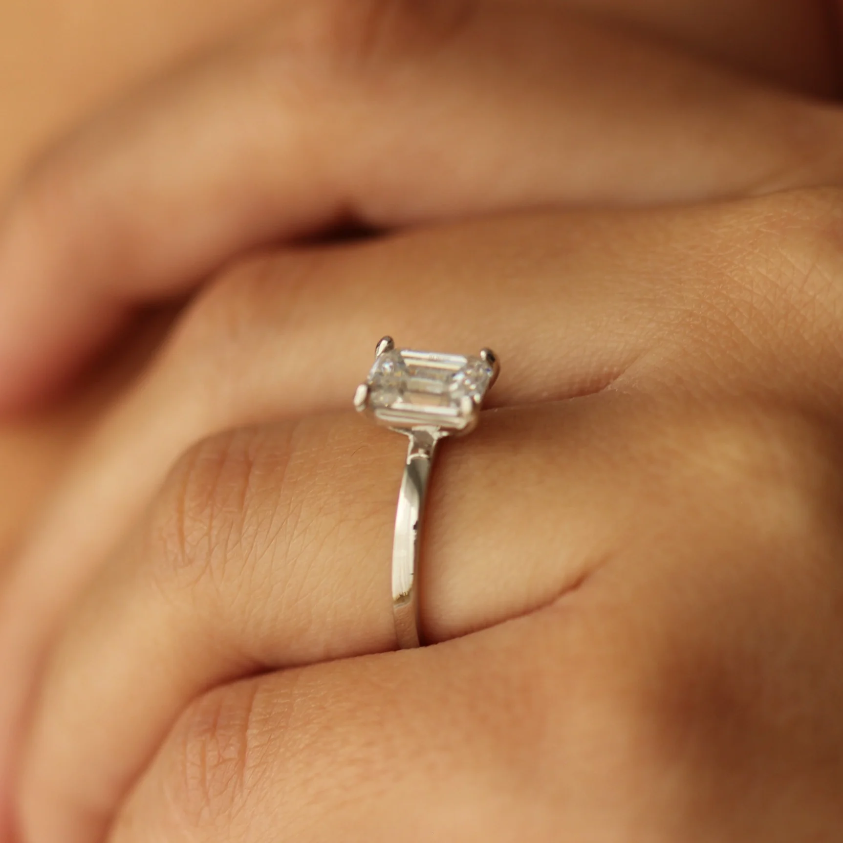 Lille Emerald Moissanite Ring - Image 5